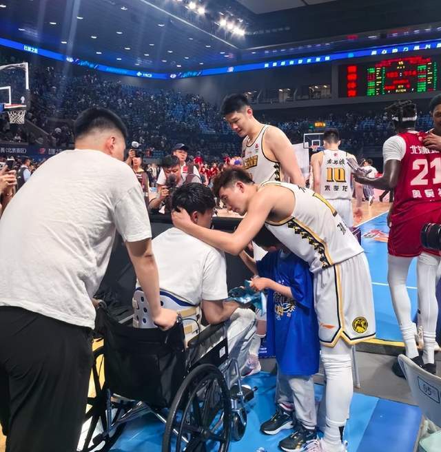 北京末节3-21大！周琦26+13拼尽全力布朗44分神兵天降